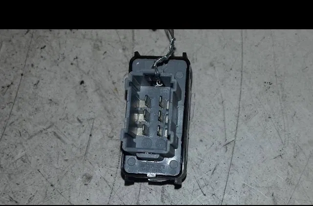 Commande lève-glace porte avant droite Citroen C4 CACTUS 1.6 bluehdi 100 (2014) occasion — photo 3