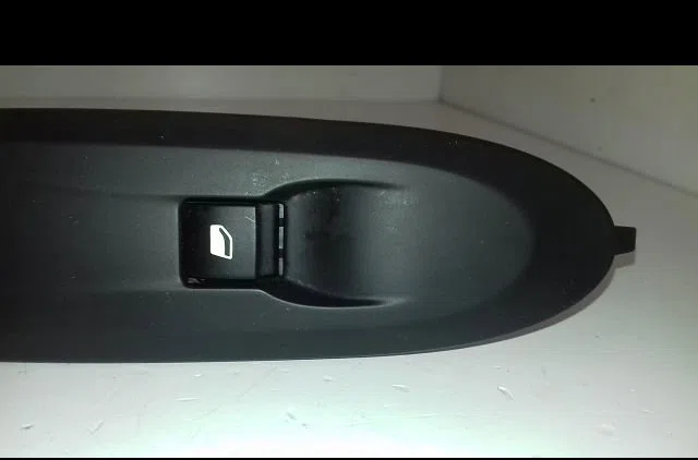 Commande lève-glace porte avant droite Citroen C4 II (NC_) 1.6 bluehdi 100 (2014) occasion