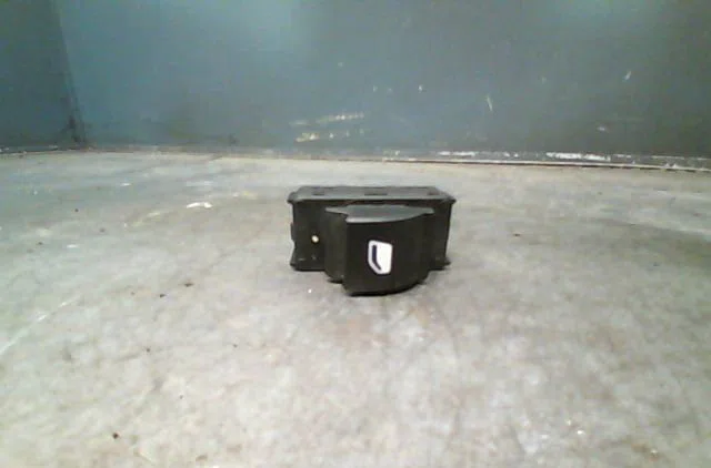 Commande lève-glace porte avant droite Citroën DS3 (SA_) 1.6 hdi 90 (2009-2015) 3 portes occasion — photo 3
