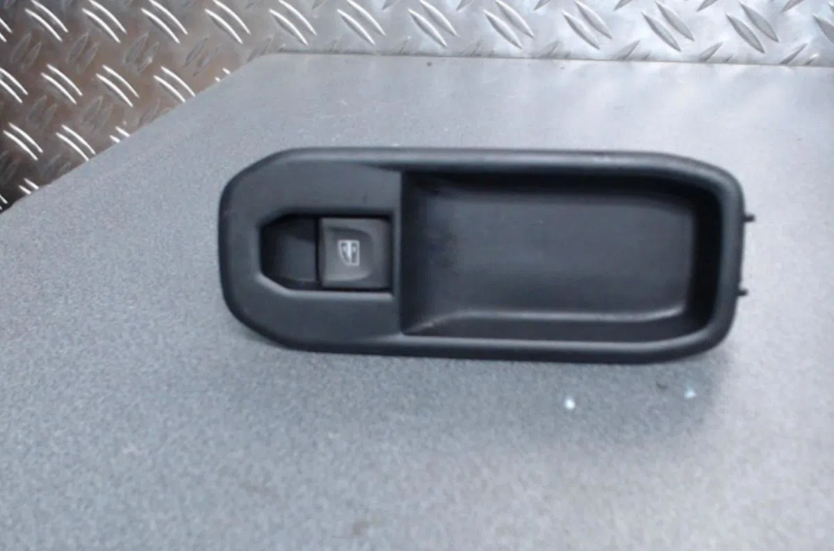 Commande lève-glace porte avant droite DACIA DUSTER 2 occasion — photo 2