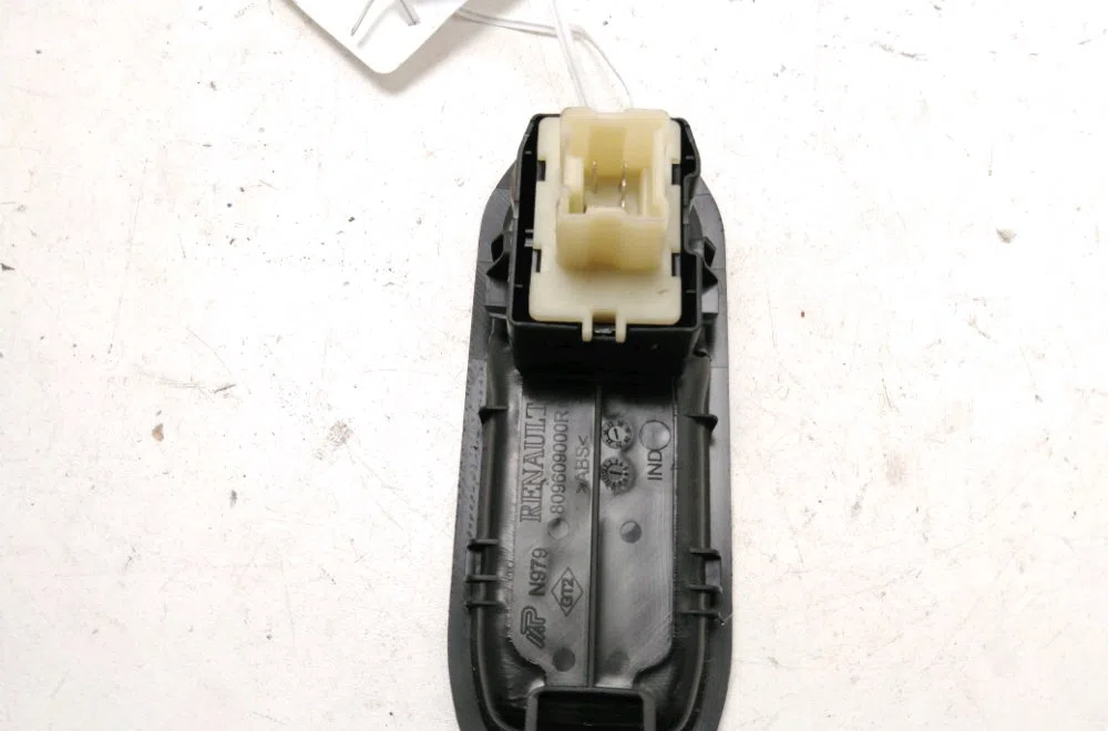Commande lève-glace porte avant droite Dacia DUSTER (HM_) 1.5 dci 110 (hmab) (2017) occasion — photo 2