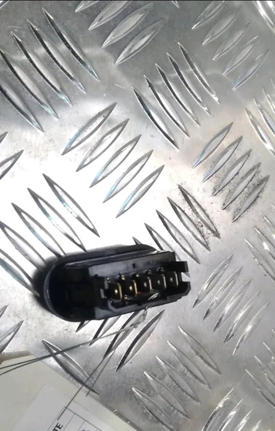 Commande lève-glace porte avant droite Dacia DUSTER (HS_) 1.5 dci (hsaj) (2010-2018) occasion — photo 2