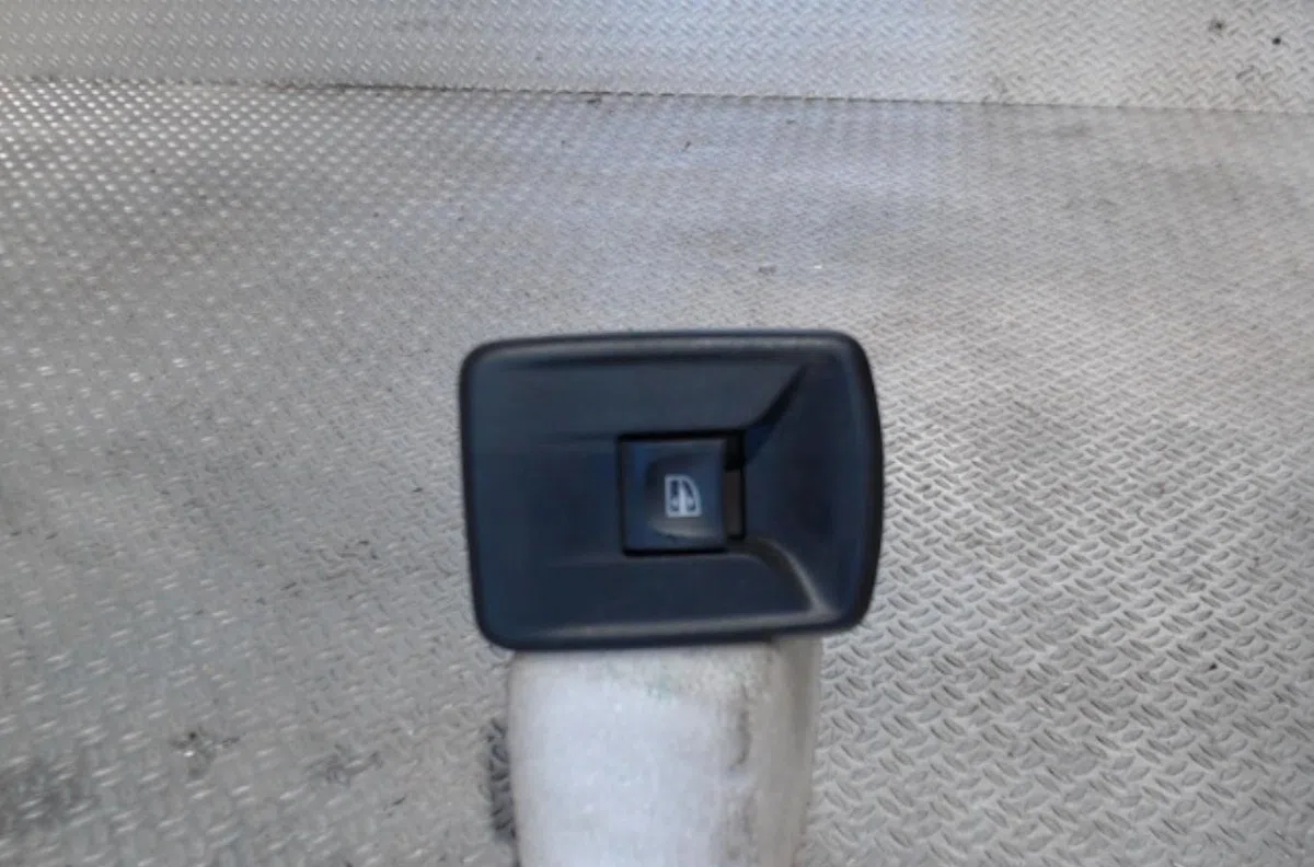 Commande lève-glace porte avant droite DACIA LODGY PHASE 2 occasion — photo 2