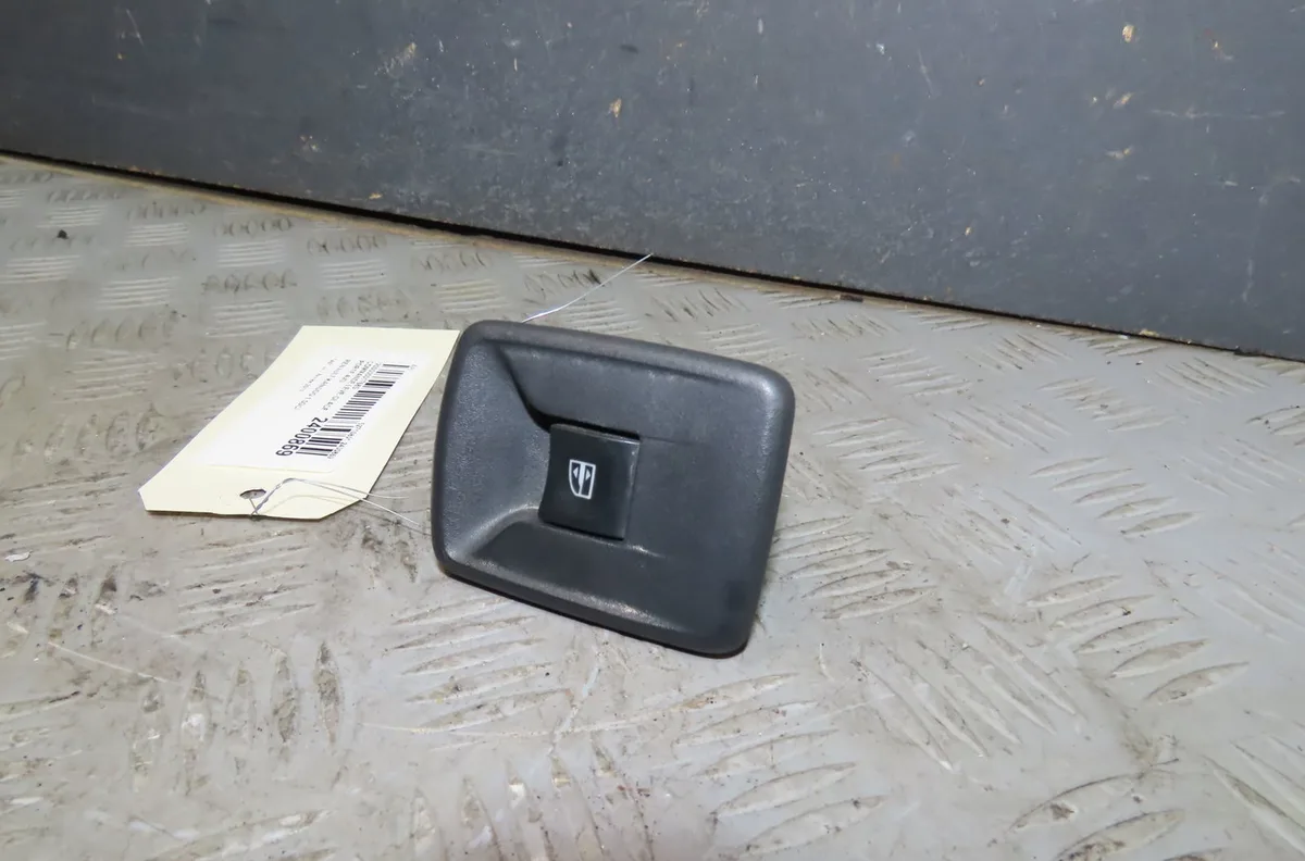 Commande lève-glace porte avant droite Dacia SANDERO 1.6 mpi 85 (bs03) (2010-2013) occasion