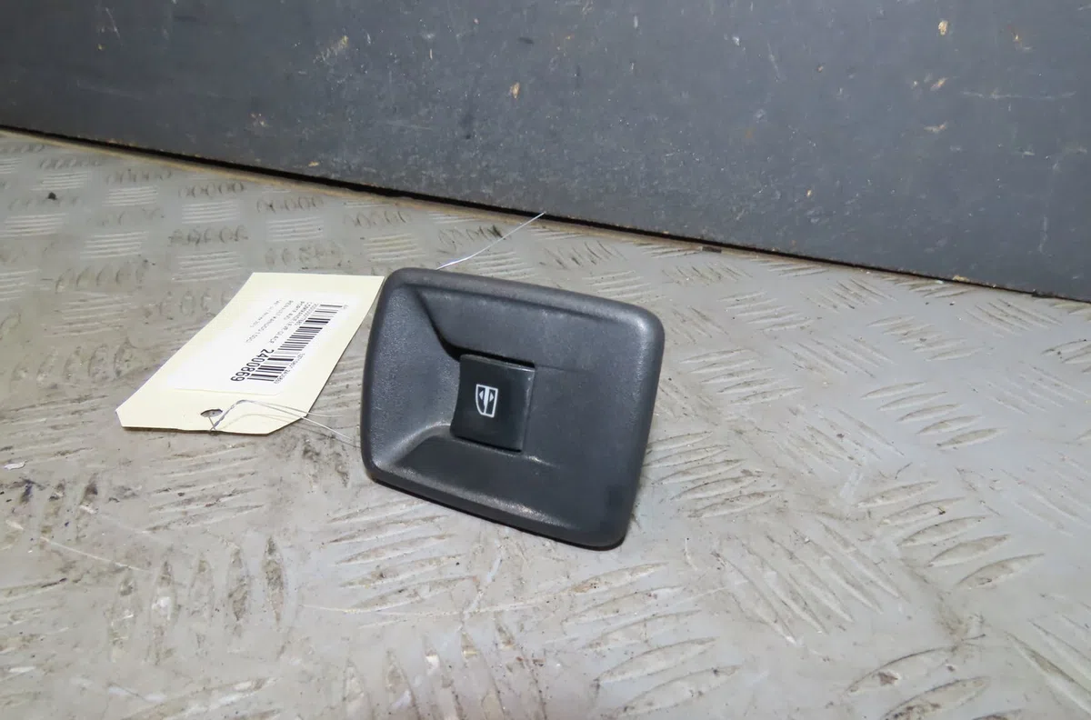 Commande lève-glace porte avant droite Dacia SANDERO 1.6 mpi 85 (bs03) (2010-2013) occasion — photo 2