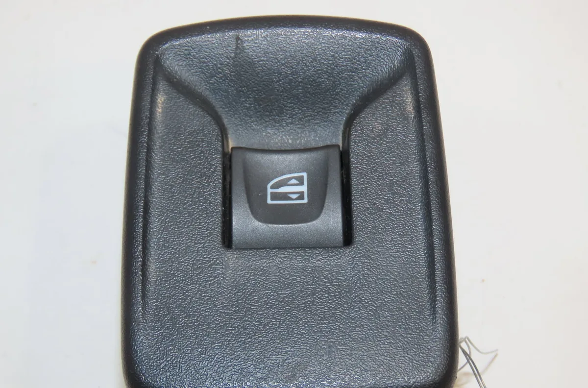 Commande lève-glace porte avant droite Dacia SANDERO II 1.0 sce 75 (b8jc, b8jd) (2016) occasion