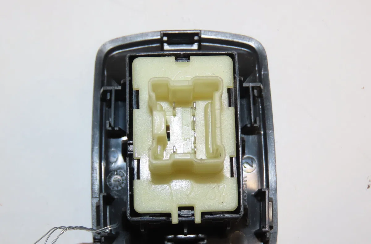 Commande lève-glace porte avant droite Dacia SANDERO II 1.0 sce 75 (b8jc, b8jd) (2016) occasion — photo 2