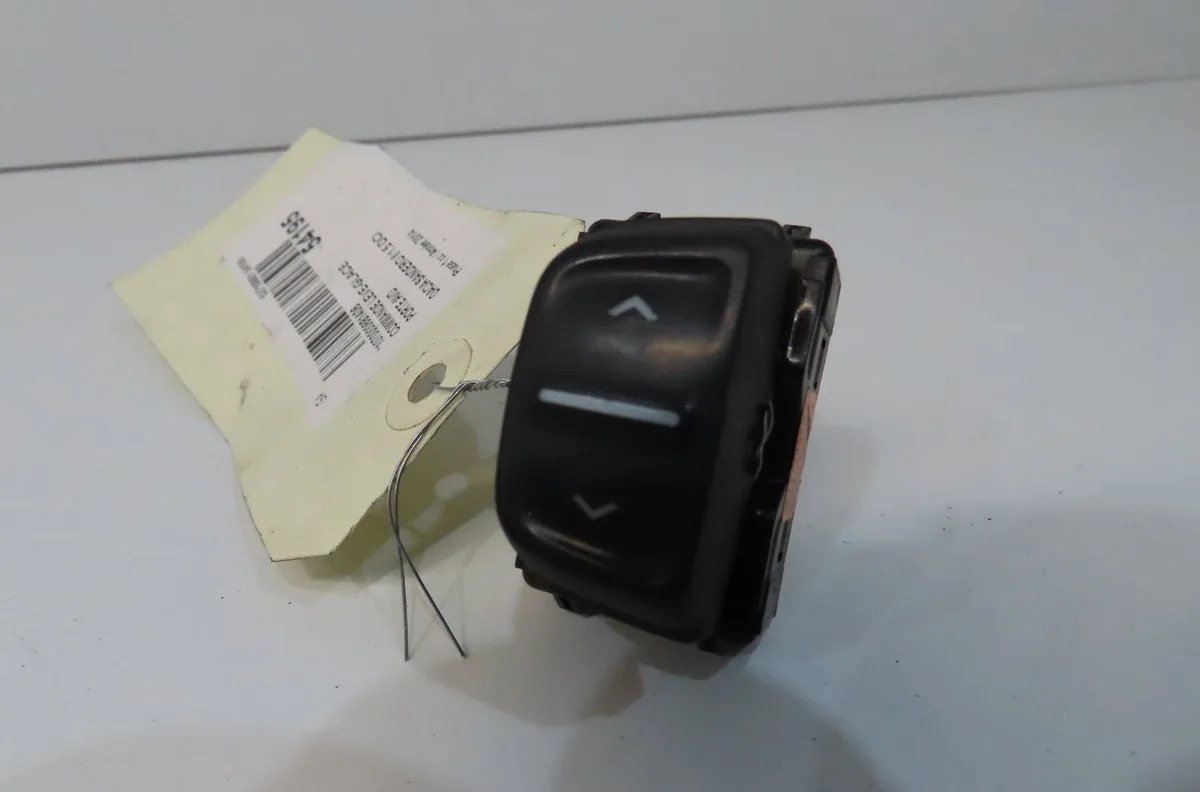Commande lève-glace porte avant droite Dacia SANDERO II 1.5 dci 75 - blue dci 75 (b8jw, b8m4, b8ah, b8m7, b8m6) (2012) occasion