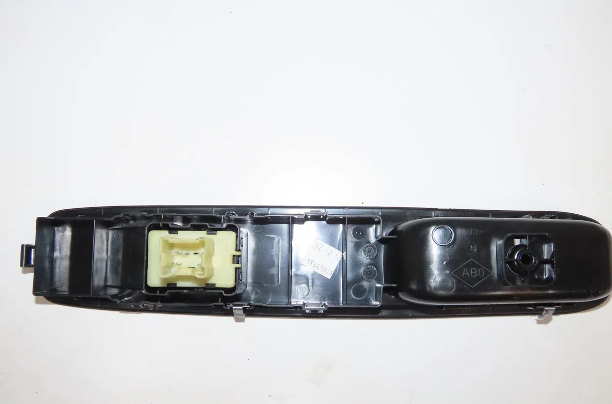 Commande lève-glace porte avant droite Dacia SANDERO III Liberty 125 i.e. (m73) (2012) occasion