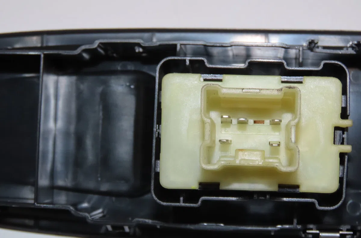 Commande lève-glace porte avant droite Dacia SANDERO III Liberty 125 i.e. (m73) (2012) occasion