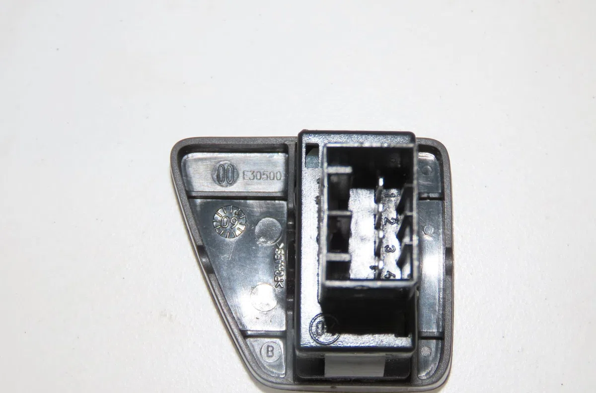 Commande lève-glace porte avant droite Fiat 500 (312_) 1.2 (312axa1a) (2007) 3 portes occasion — photo 2