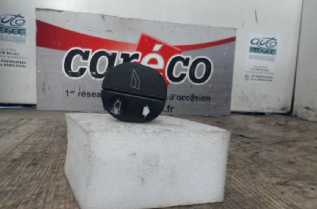 Commande lève-glace porte avant droite FORD FIESTA 5 PHASE 1 occasion