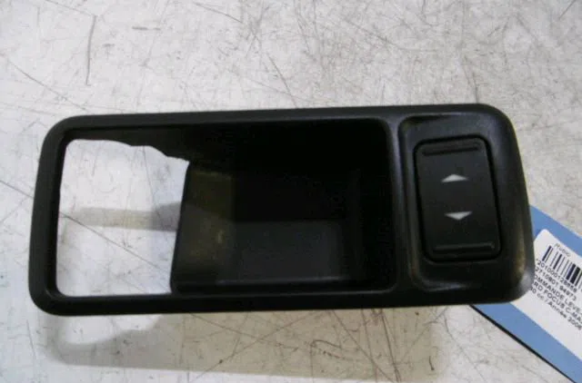 Commande lève-glace porte avant droite FORD FOCUS 2006 occasion — photo 2