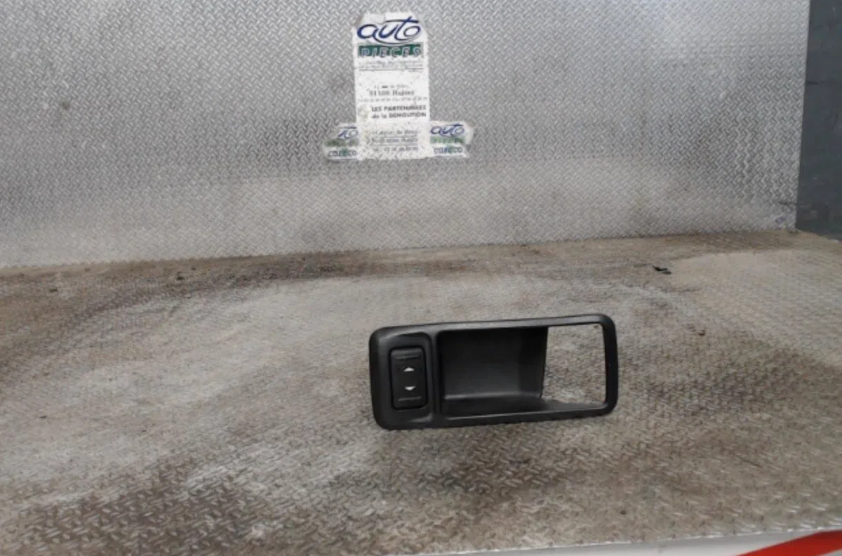 Commande lève-glace porte avant droite FORD KUGA 1  0 occasion — photo 2