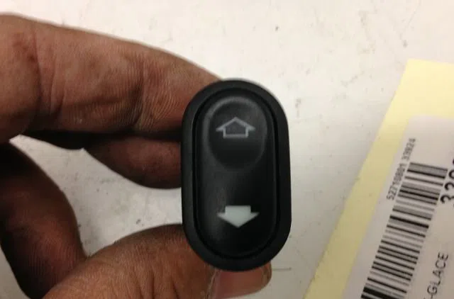 Commande lève-glace porte avant droite Ford MONDEO II (BAP) 1.8 i (1996-2000) occasion