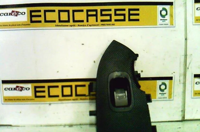 Commande lève-glace porte avant droite Honda CIVIC VII Hatchback (EU, EP, EV) 1.7 ctdi (ep4, eu9) (2002-2005) occasion