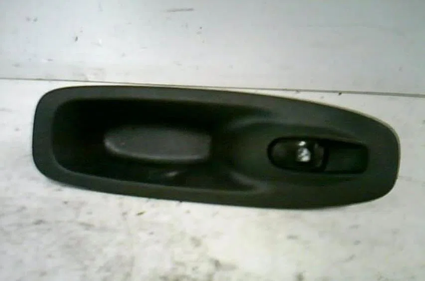 Commande lève-glace porte avant droite Hyundai ACCENT II (LC) 1.5 crdi (2002-2005) occasion — photo 2