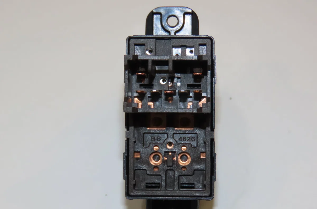 Commande lève-glace porte avant droite Hyundai I20 I (PB, PBT) 1.2 (2008-2012) occasion — photo 2