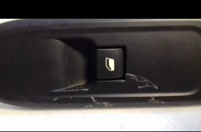 Commande lève-glace porte avant droite Hyundai SONATA V (NF) 2.0 crdi (2006-2010) occasion — photo 2