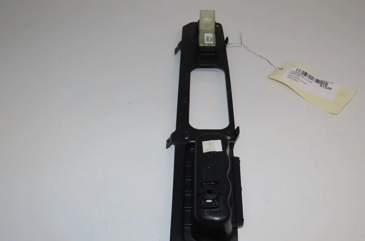 Commande lève-glace porte avant droite Jeep PATRIOT (MK74) 2.0 crd 4x4 (2007-2017) occasion — photo 2