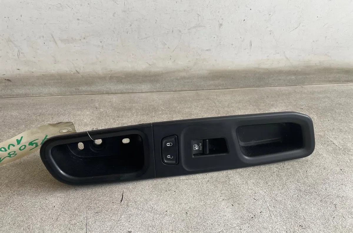 Commande lève-glace porte avant droite Jeep RENEGADE SUV (BU, B1, BV) 1.6 crd (2014) occasion — photo 2