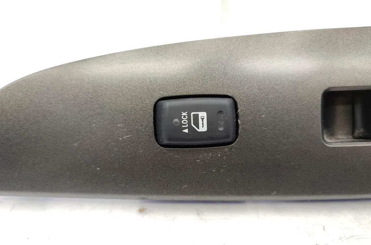 Commande lève-glace porte avant droite LEXUS IS 2 PHASE 1 occasion — photo 2