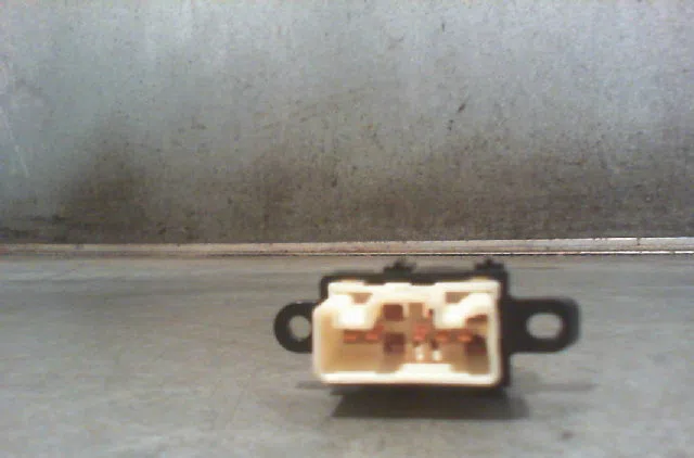 Commande lève-glace porte avant droite MAZDA PREMACY Phase 1 07-1999--06-2005 occasion — photo 2