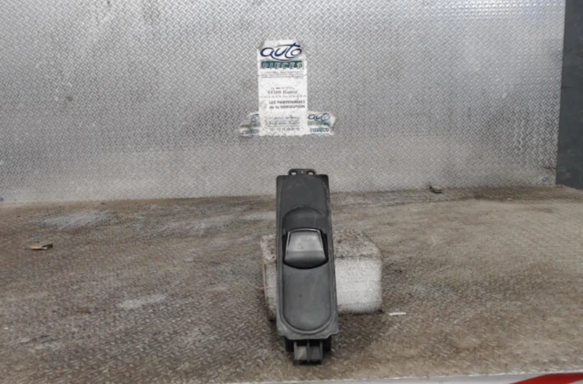 Commande lève-glace porte avant droite Mercedes-benz VITO - MIXTO Camionnette (W639) 111 cdi (639.601, 639.603, 639.605) (2003) occasion — photo 2