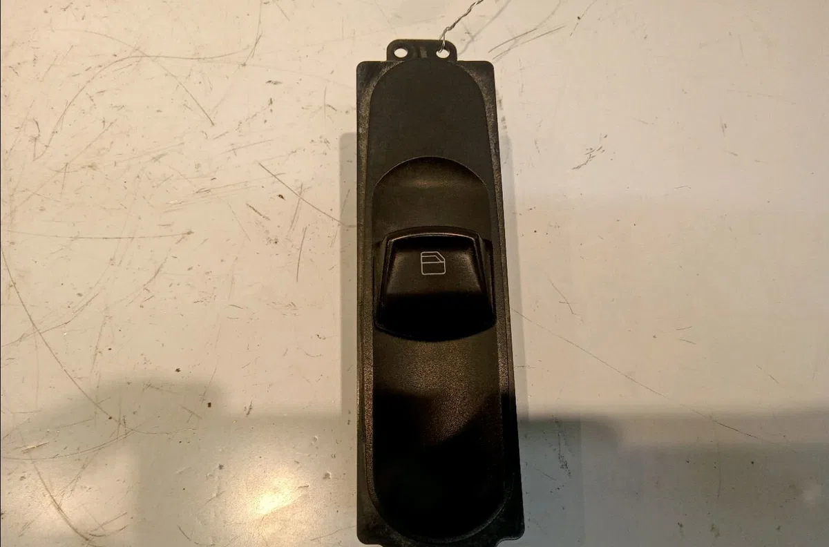 Commande lève-glace porte avant droite Mercedes-benz VITO - MIXTO Camionnette (W639) 115 cdi (639.601, 639.603, 639.605) (2003) occasion