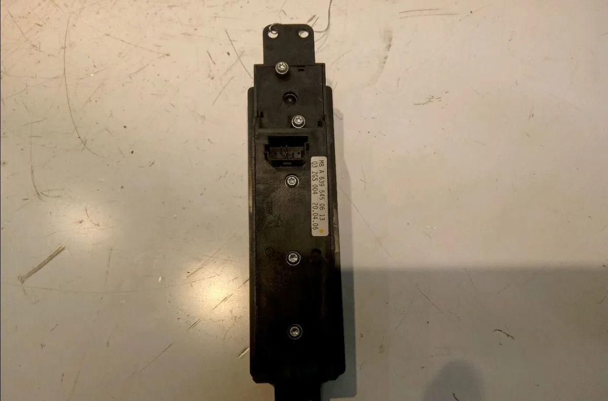 Commande lève-glace porte avant droite Mercedes-benz VITO - MIXTO Camionnette (W639) 115 cdi (639.601, 639.603, 639.605) (2003) occasion — photo 2
