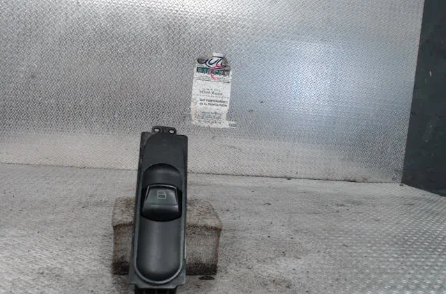 Commande lève-glace porte avant droite MERCEDES VITO 639  VITO 639 PHASE 1 occasion — photo 2