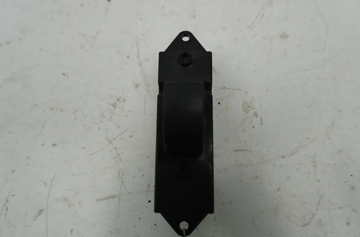 Commande lève-glace porte avant droite Mitsubishi COLT VI (Z3_A, Z2_A) 1.3 (z21a) (2004-2012) occasion