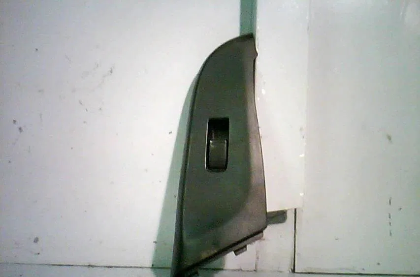 Commande lève-glace porte avant droite Nissan ALMERA II Hatchback (N16) 1.5 (2002-2006) occasion — photo 2