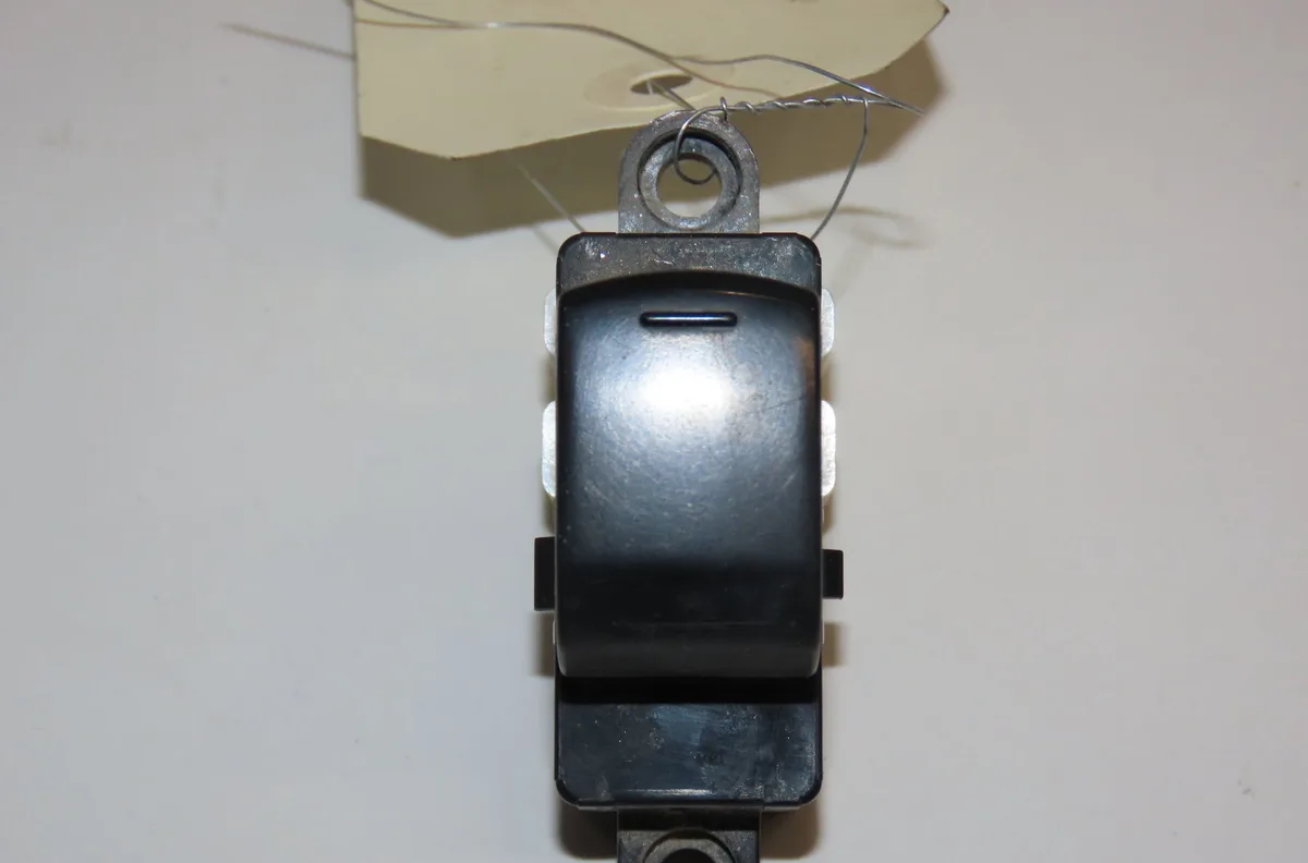 Commande lève-glace porte avant droite Nissan CABSTAR (F24M, F24W) 35.13 dci, 45.13 dci 2.5 (f24m) (2006-2012) occasion