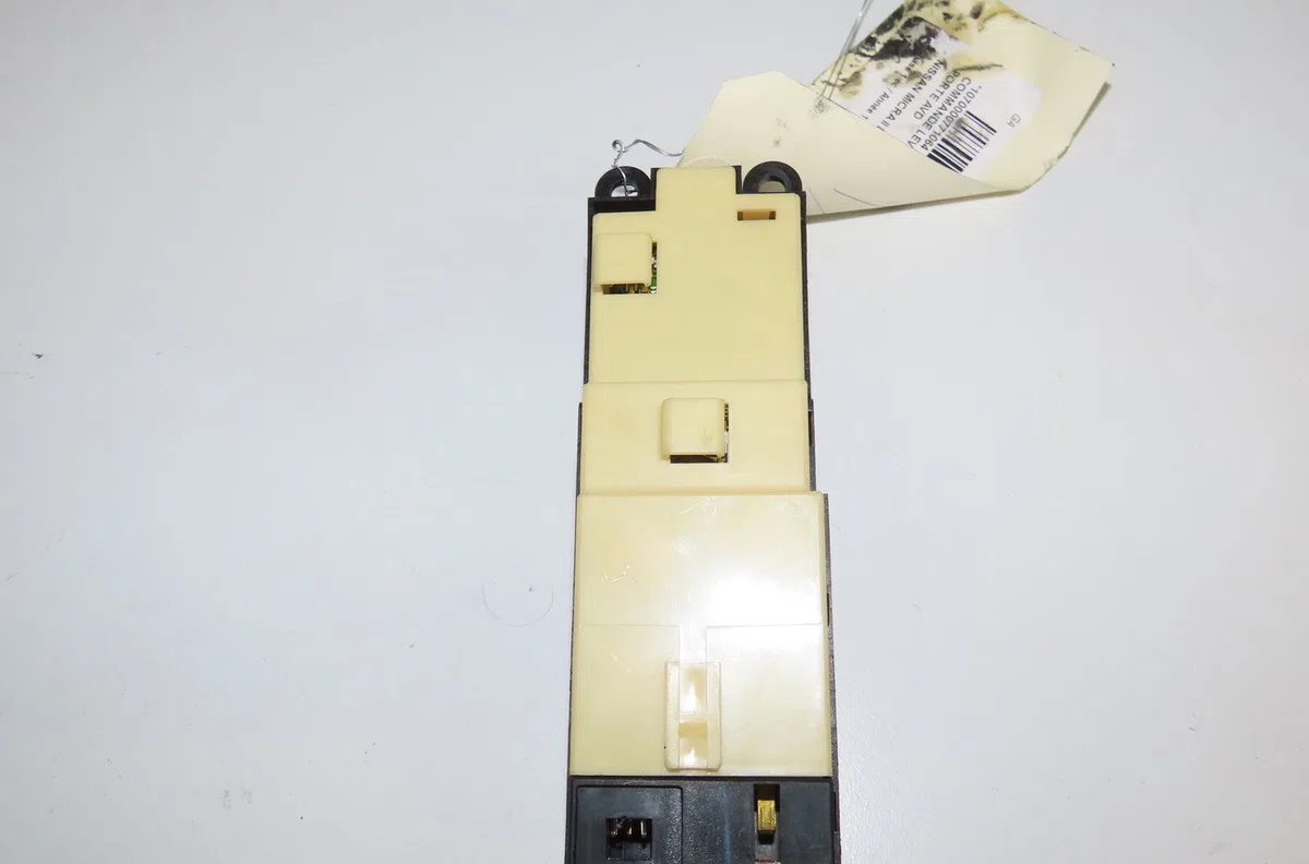 Commande lève-glace porte avant droite Nissan MICRA II (K11) 1.3 i 16v (1992-2000) occasion — photo 3