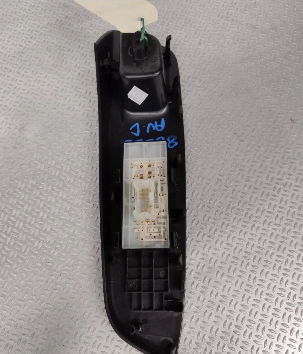 Commande lève-glace porte avant droite Nissan MICRA V (K14) 1.0 ig-t (2021) occasion — photo 2