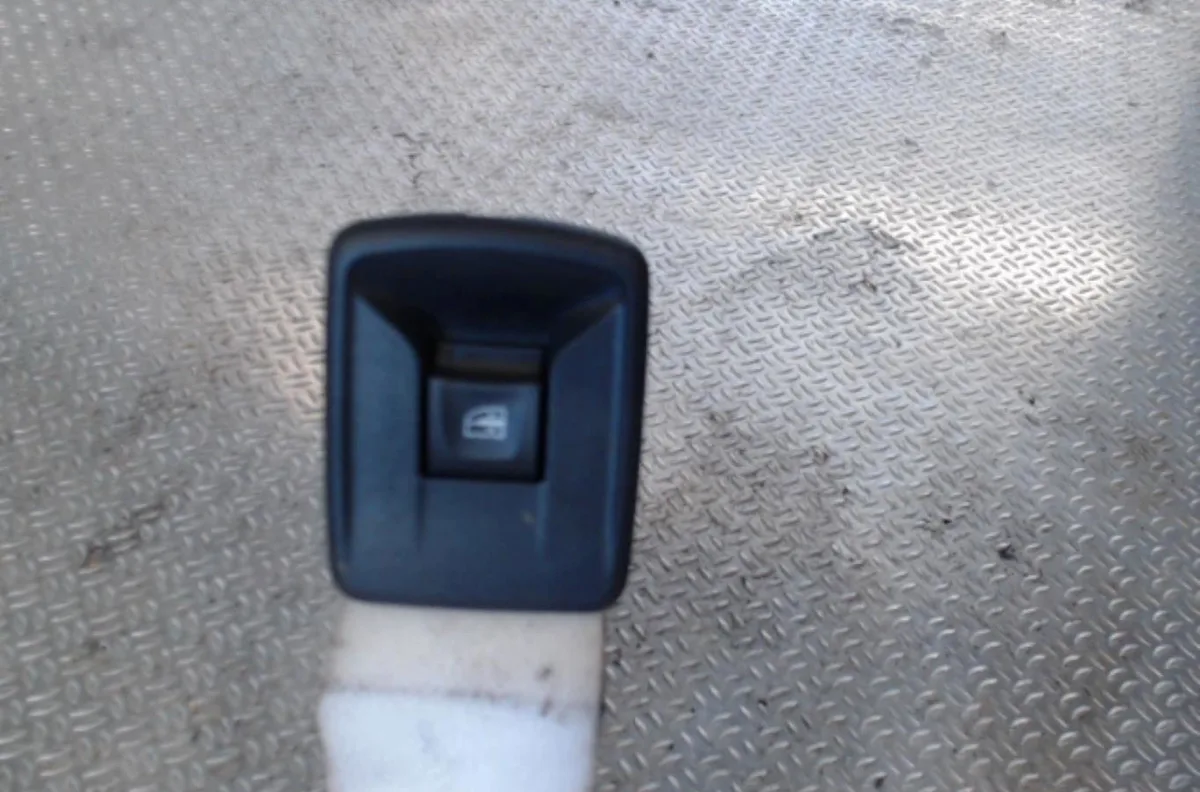Commande lève-glace porte avant droite NISSAN NV300 0 occasion