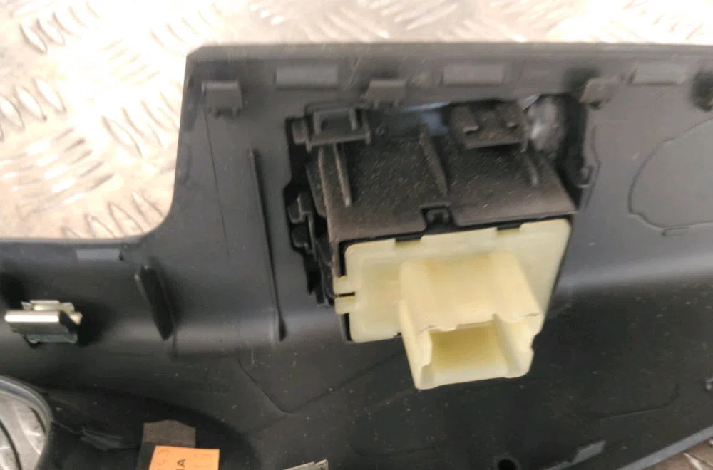 Commande lève-glace porte avant droite Nissan NV300 Camionnette (X82) 1.6 dci 120 (2016) occasion — photo 2