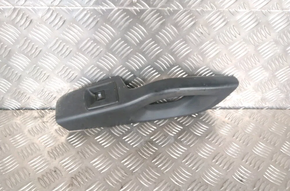 Commande lève-glace porte avant droite Nissan NV300 Camionnette (X82) 1.6 dci 120 (2016) occasion — photo 3