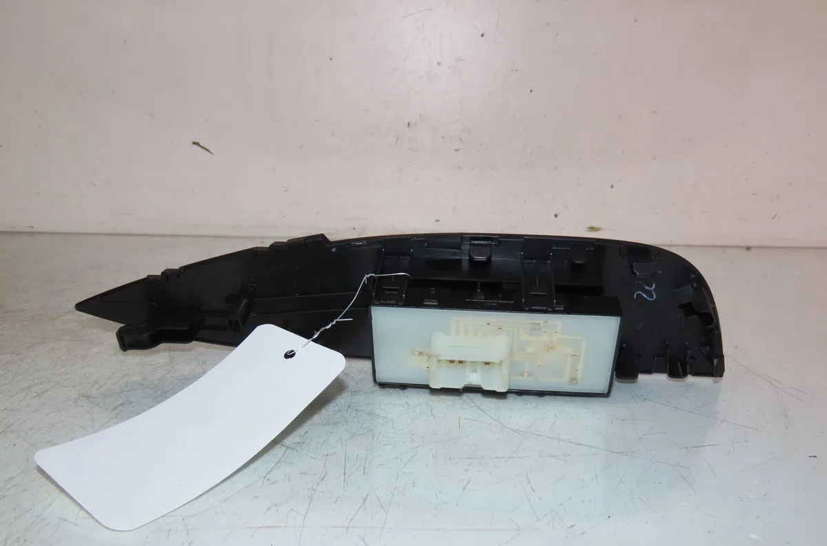 Commande lève-glace porte avant droite Nissan QASHQAI II SUV (J11, J11_) 1.2 dig-t (2013) occasion