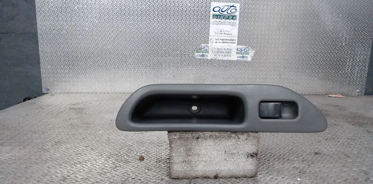 Commande lève-glace porte avant droite Opel AGILA (A) (H00) 1.0 12v (f68) (2000-2007) occasion — photo 2