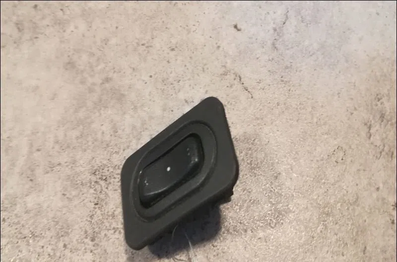 Commande lève-glace porte avant droite Opel CORSA C (X01) 1.0 (f08, f68) (2000-2003) occasion — photo 2