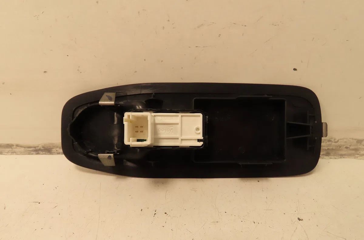 Commande lève-glace porte avant droite Peugeot 2008 I (CU_) 1.2 thp 130 - puretech 130 (2015) occasion — photo 2