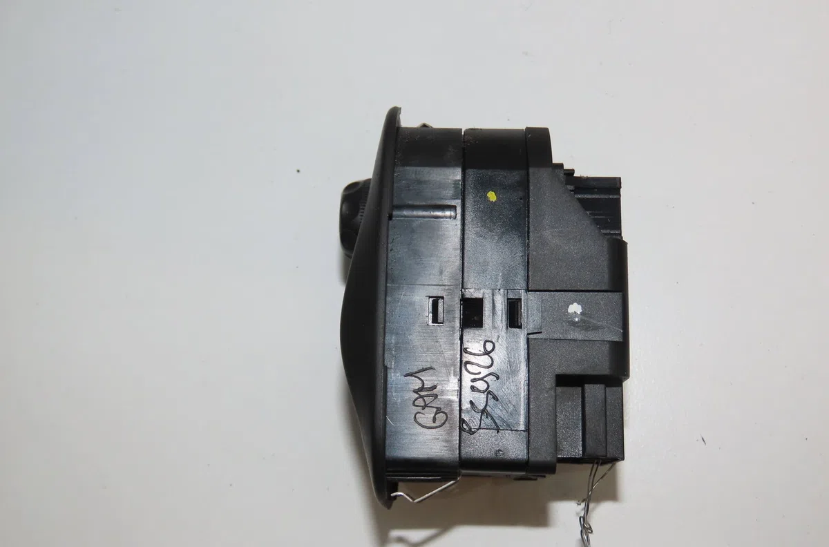 Commande lève-glace porte avant droite Peugeot 206 (2L_, 2M_) 1.4 i (2lkfwa, 2mkfwa) (2009-2013) 3 portes occasion