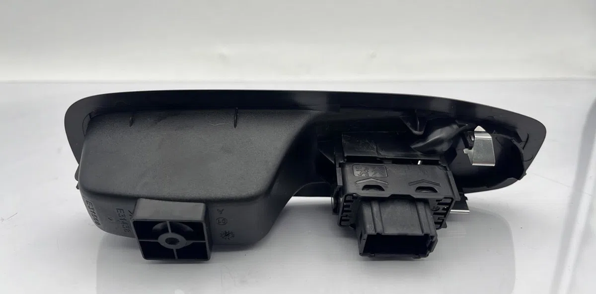 Commande lève-glace porte avant droite PEUGEOT 208 1 PHASE 1 occasion — photo 4