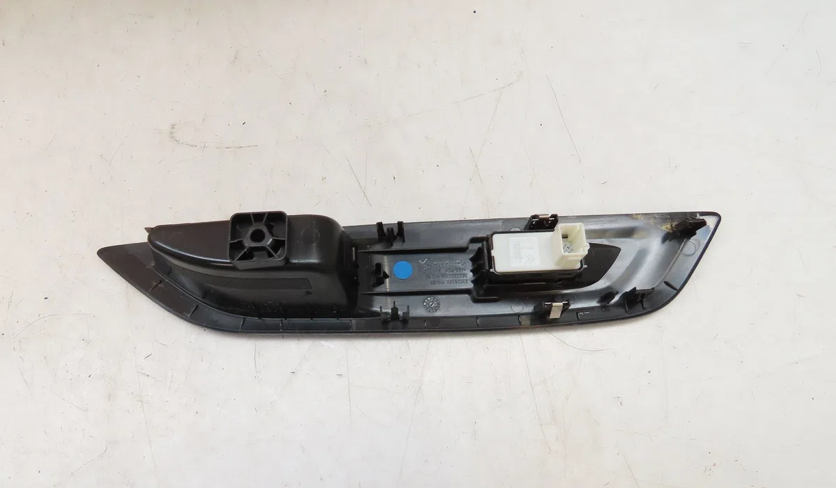 Commande lève-glace porte avant droite PEUGEOT 208 2023 occasion — photo 2