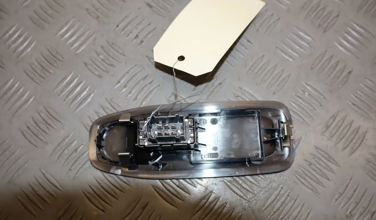 Commande lève-glace porte avant droite Peugeot 208 I (CA_, CC_) 1.2 vti 68 - puretech 68 (2016) 5 portes occasion — photo 2