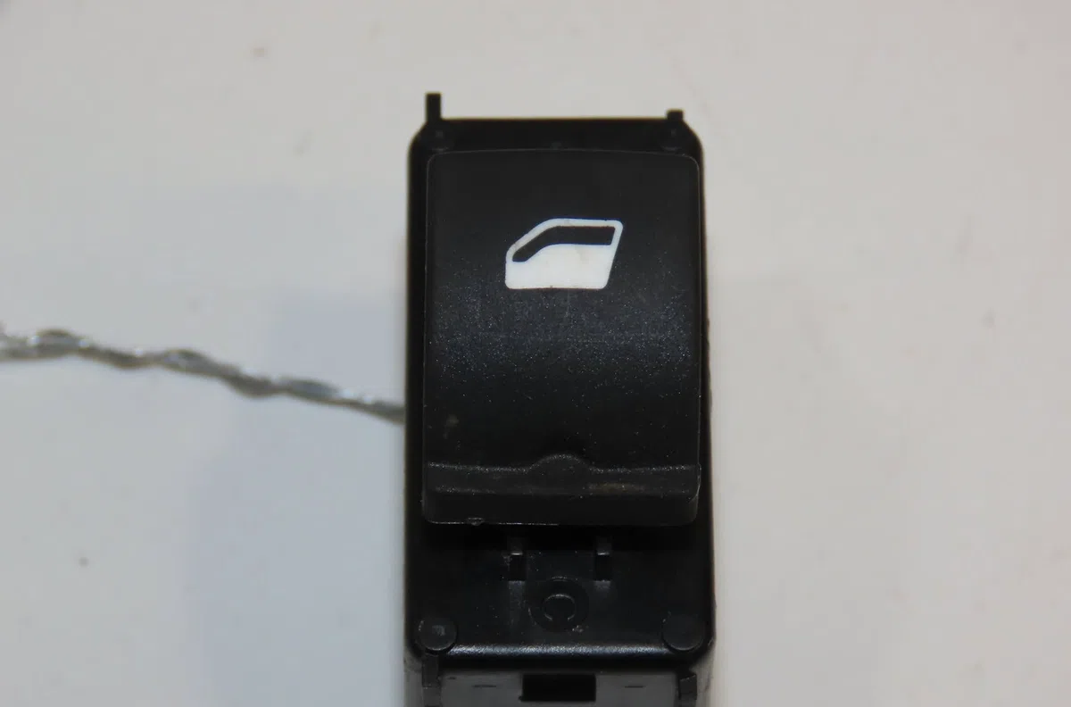 Commande lève-glace porte avant droite Peugeot 208 I (CA_, CC_) 1.2 vti 68 - puretech 68 (2016) 5 portes occasion