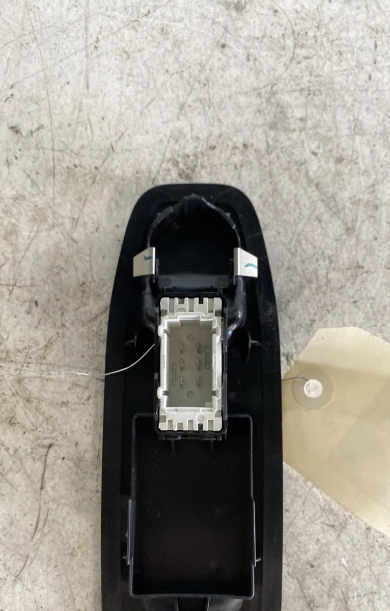 Commande lève-glace porte avant droite Peugeot 208 I (CA_, CC_) 1.4 hdi (2012) 3 portes occasion