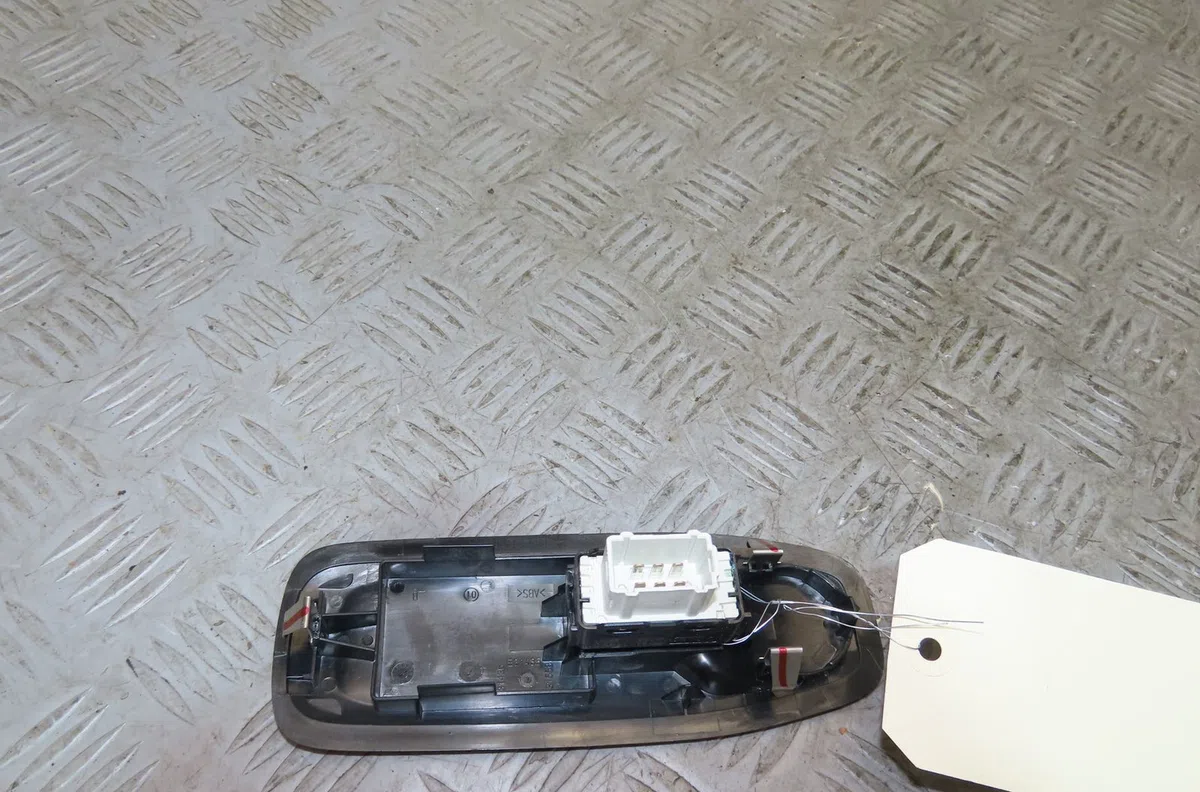 Commande lève-glace porte avant droite Peugeot 208 I (CA_, CC_) 1.6 hdi - bluehdi 75 (2013) 5 portes occasion